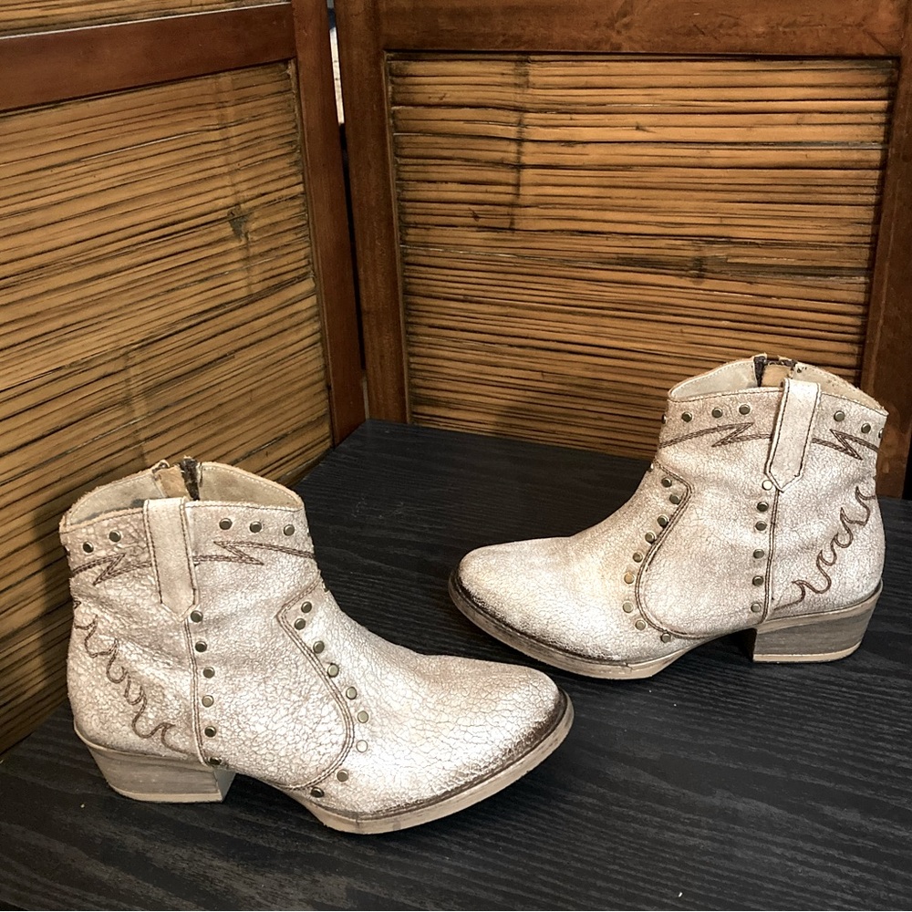 Authentic Cowgirl Boots 
Size 7.5 color is off white.